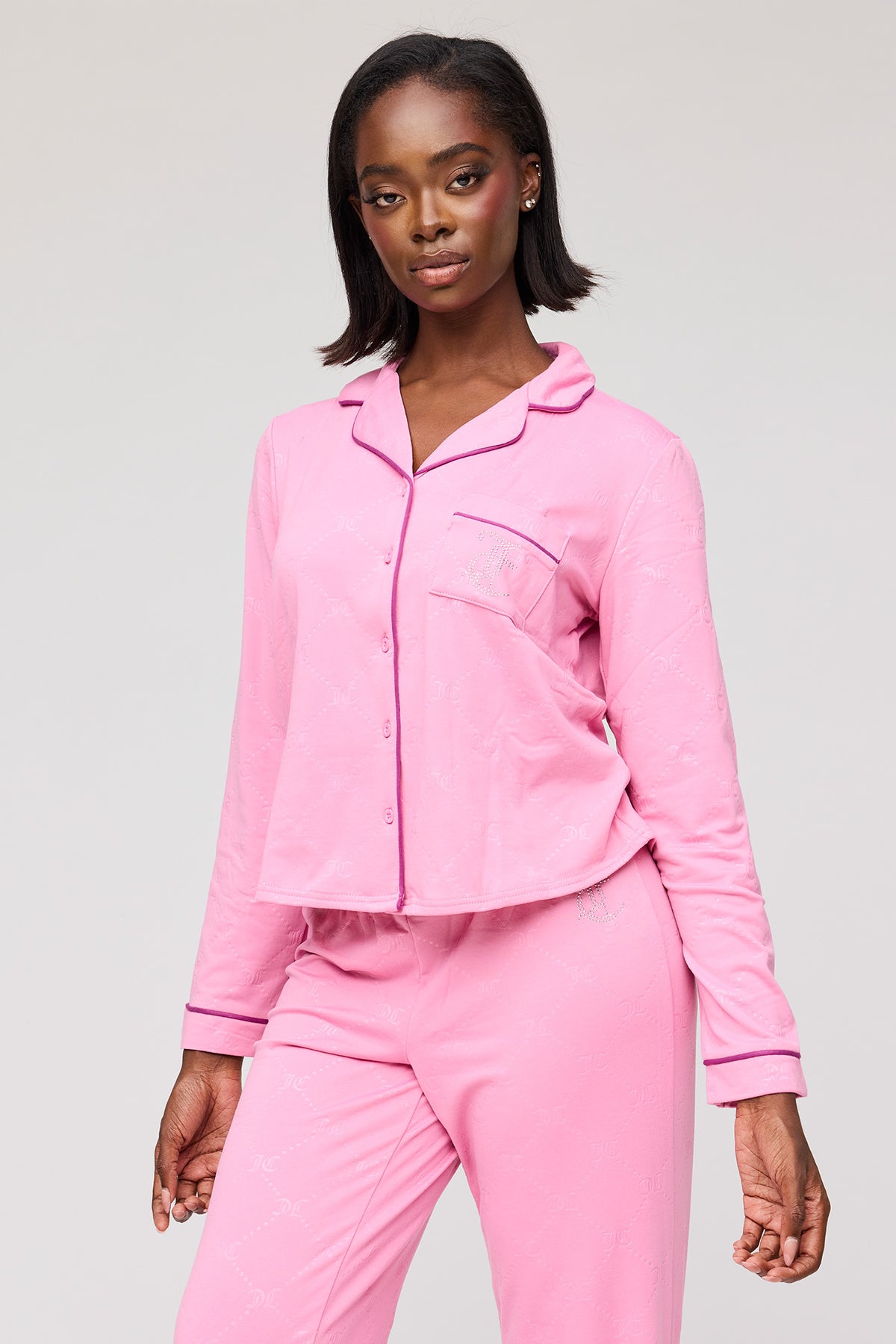 Vue alternative 2. Ensemble pyjama avec haut boutonné à imprimé Juicy Couture avec pierres du Rhin et pantalon
