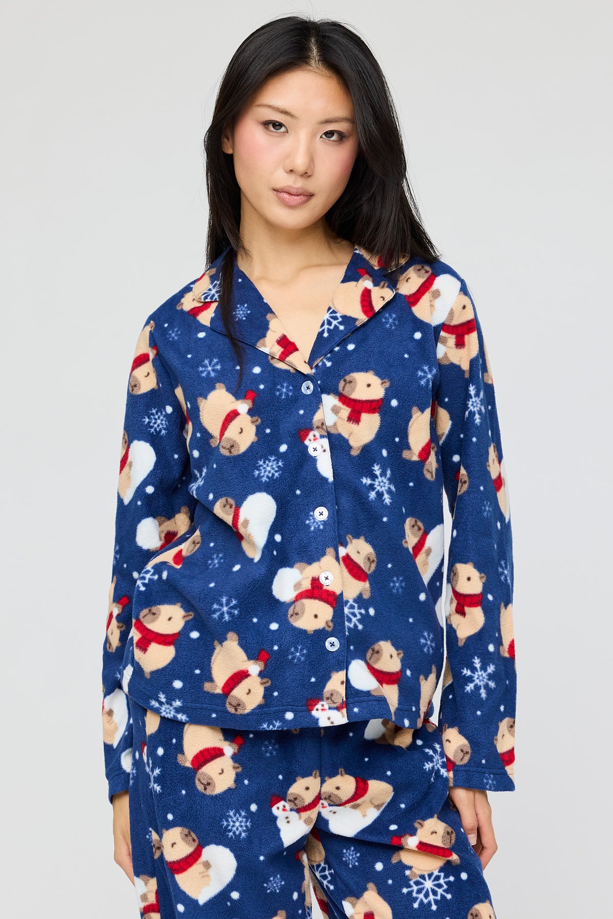 Vue alternative 2. Ensemble pyjama avec haut boutonné en peluche et pantalon