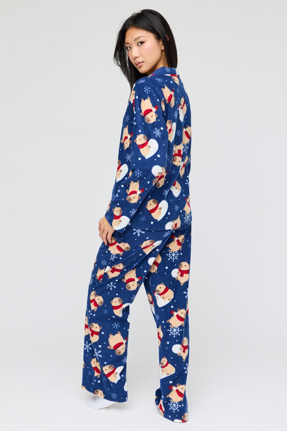 Vue alternative 4. Ensemble pyjama avec haut boutonné en peluche et pantalon