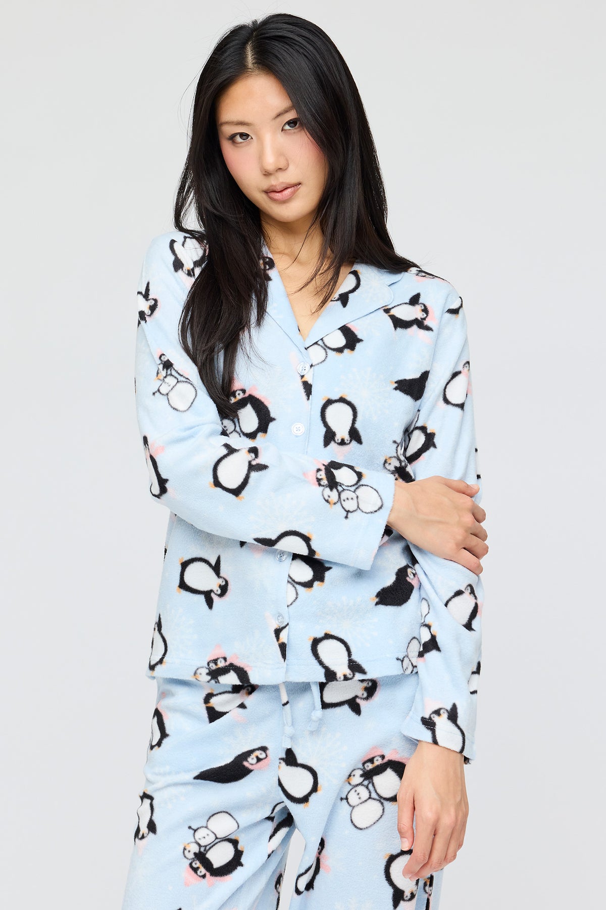 Vue alternative 2. Ensemble pyjama avec haut boutonné en peluche et pantalon