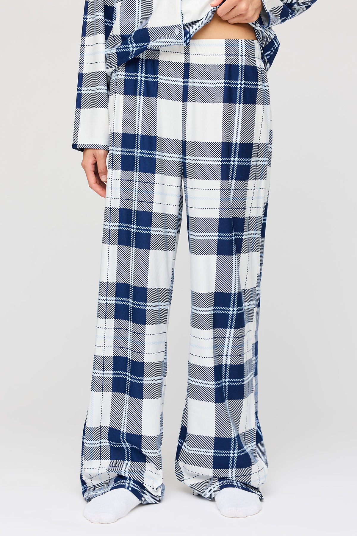 Vue alternative 3. Ensemble pyjama avec haut boutonné en flanelle à manches longues et pantalon