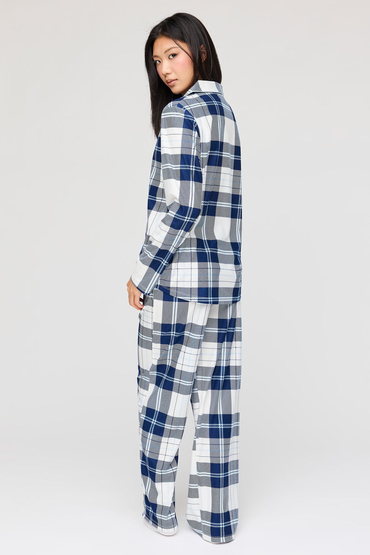 Vue alternative 4. Ensemble pyjama avec haut boutonné en flanelle à manches longues et pantalon