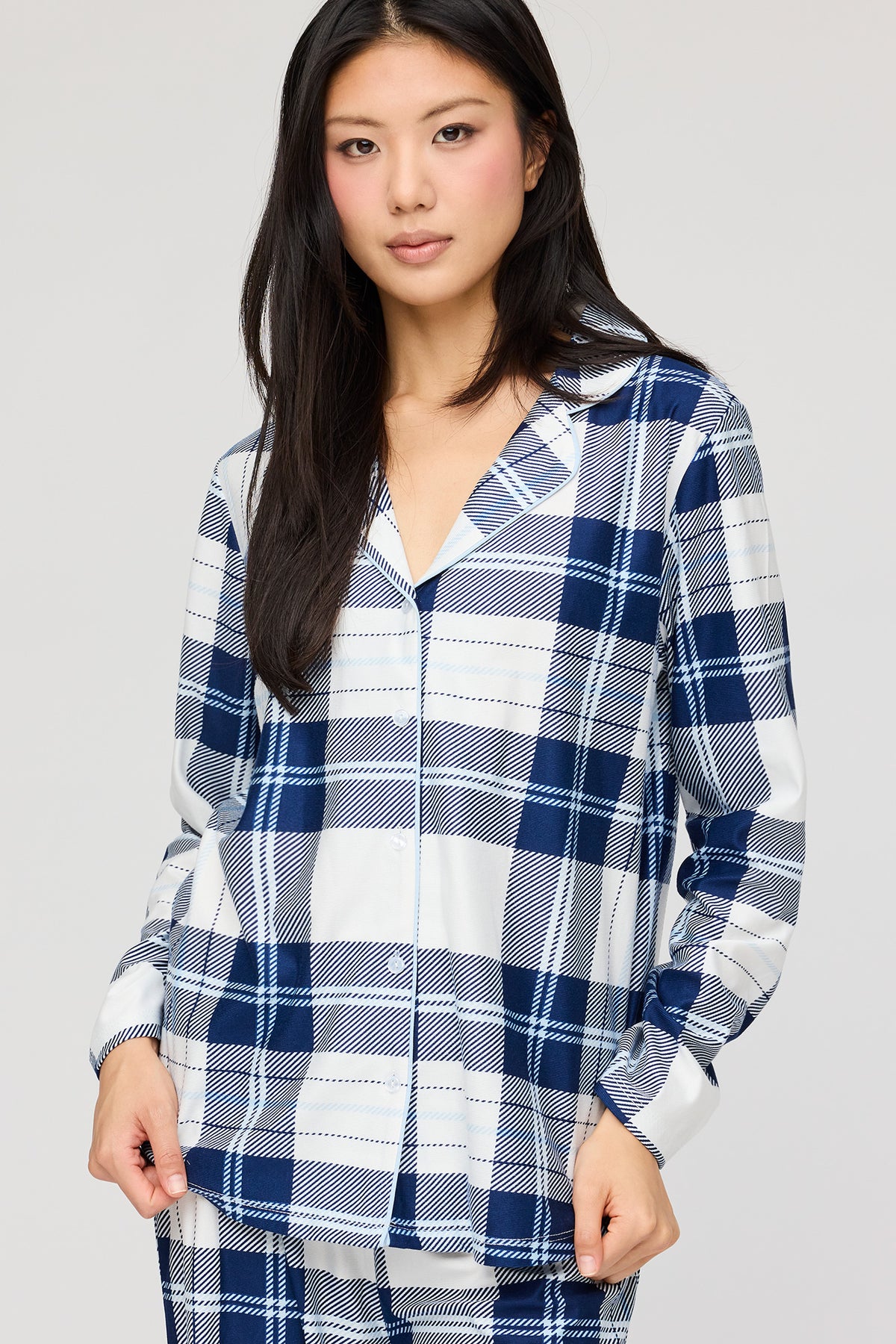 Vue alternative 2. Ensemble pyjama avec haut boutonné en flanelle à manches longues et pantalon