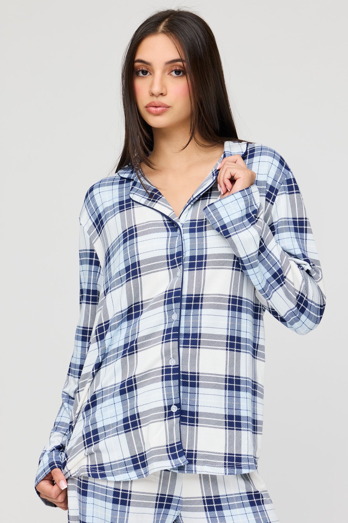 Vue alternative 2. Ensemble pyjama avec haut boutonné à manches longues et pantalon