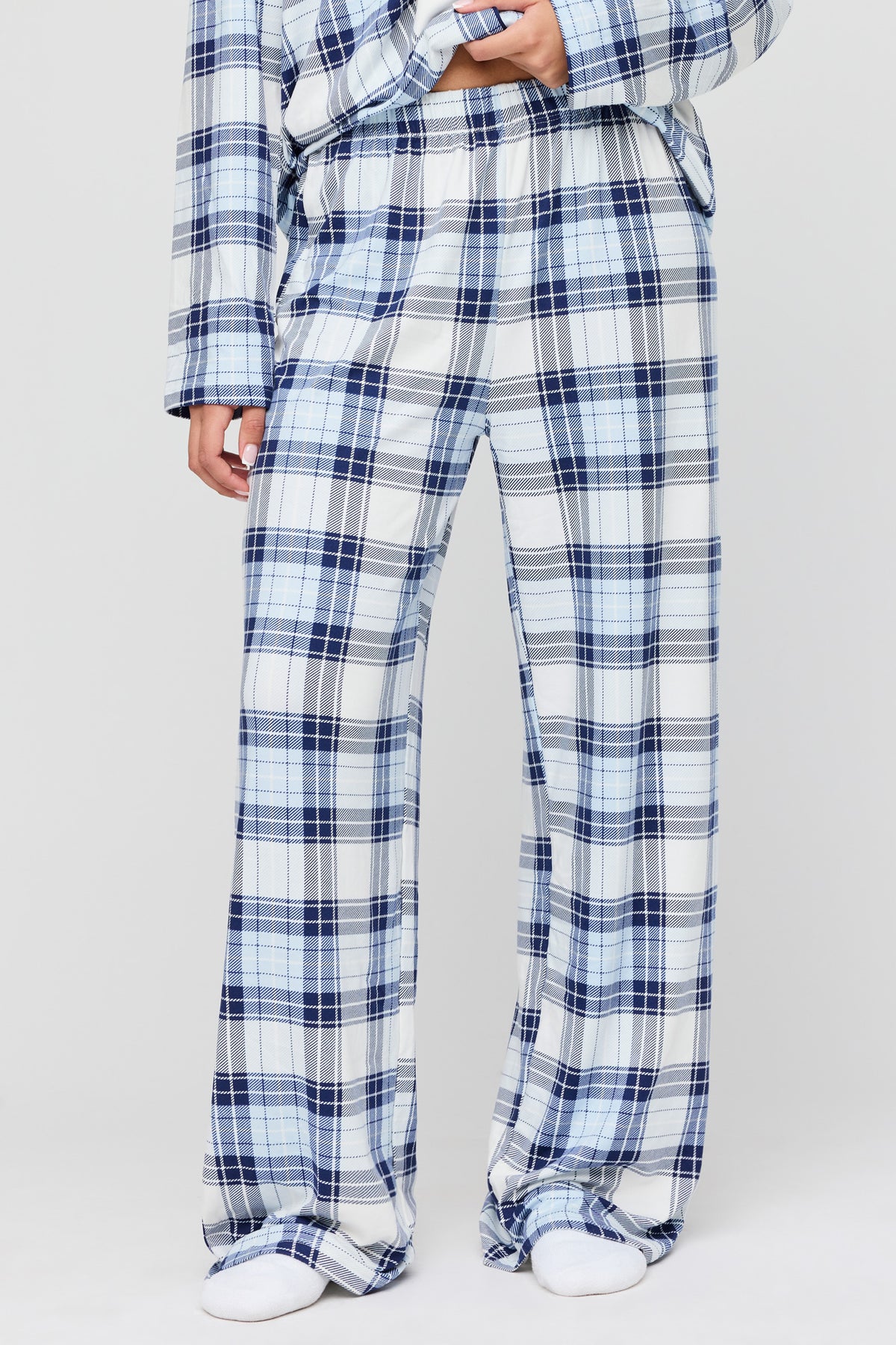 Vue alternative 3. Ensemble pyjama avec haut boutonné à manches longues et pantalon