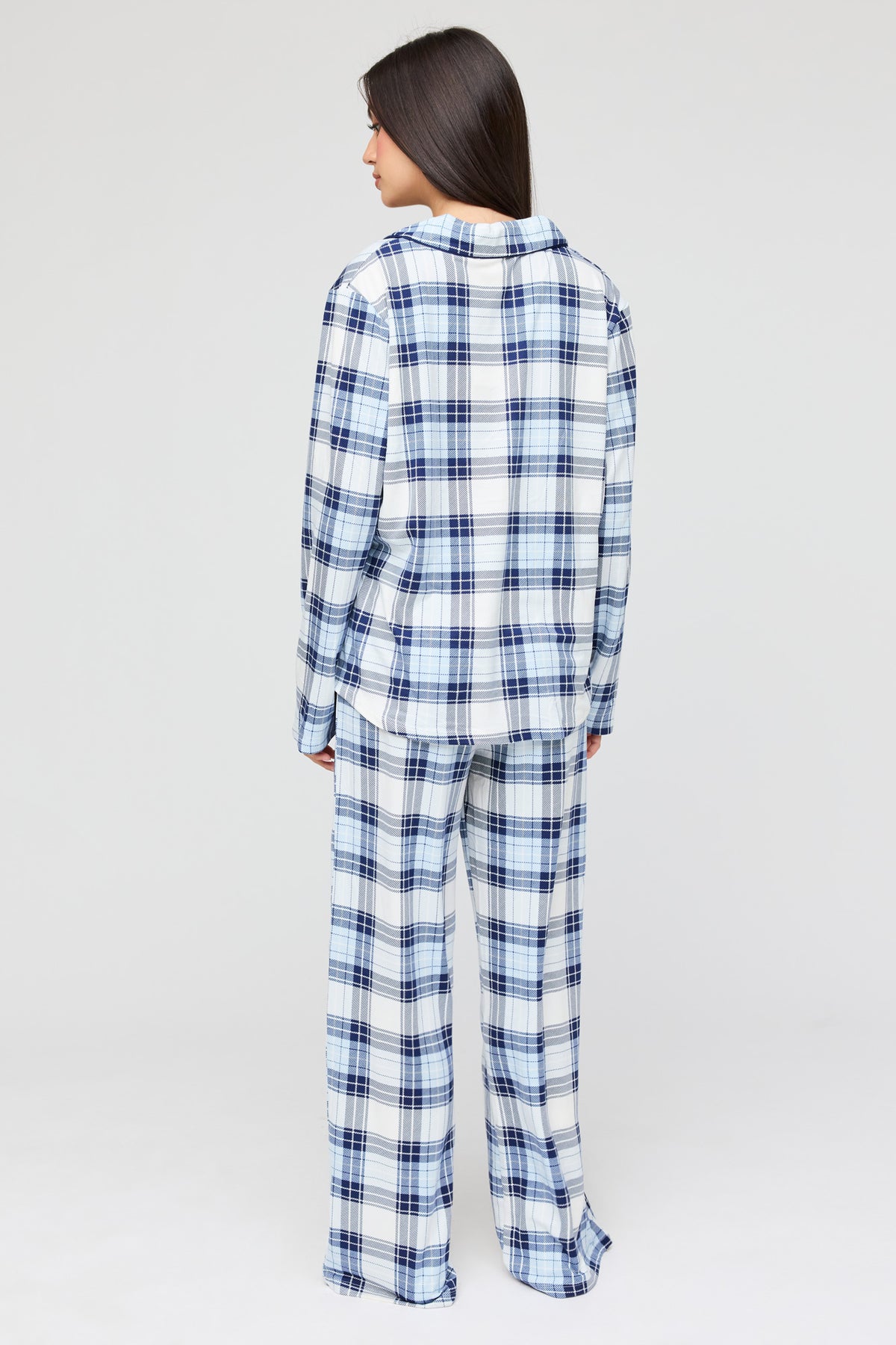 Vue alternative 4. Ensemble pyjama avec haut boutonné à manches longues et pantalon