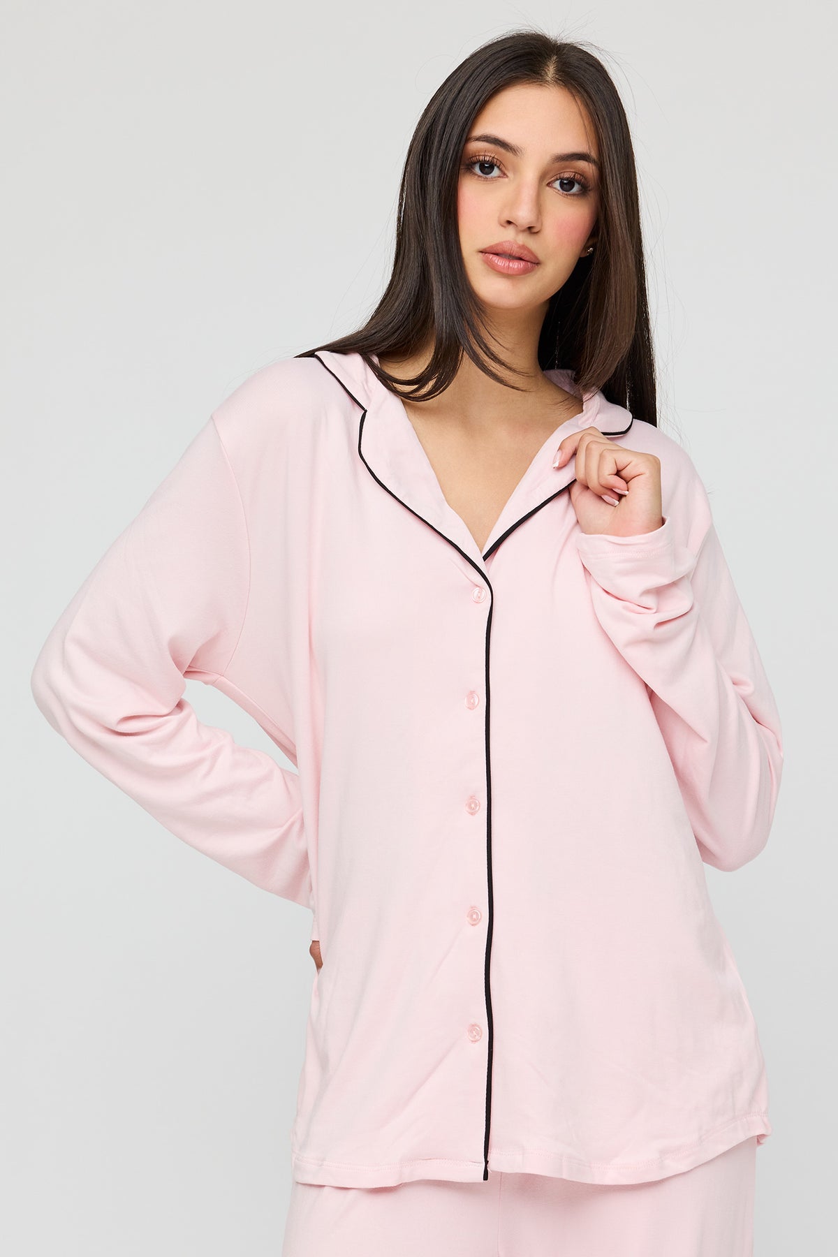 Vue alternative 2. Ensemble pyjama avec haut boutonné à manches longues et pantalon