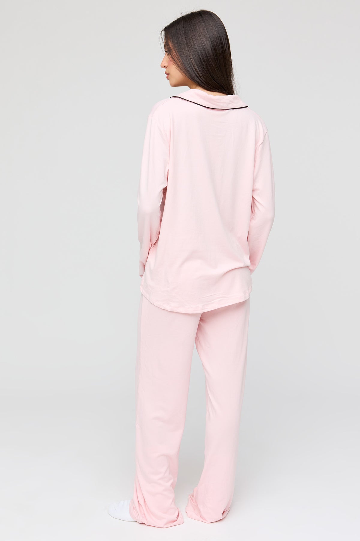 Vue alternative 4. Ensemble pyjama avec haut boutonné à manches longues et pantalon