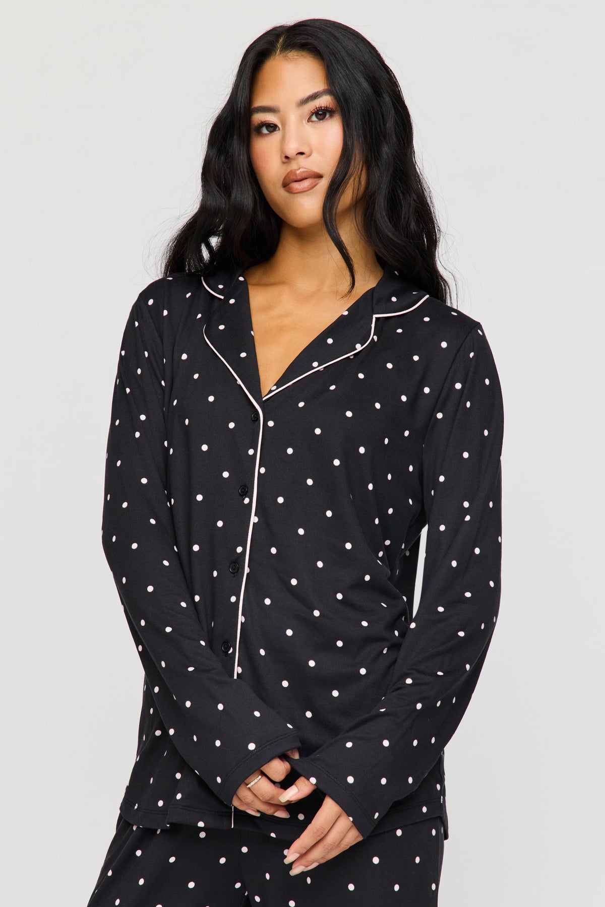 Vue alternative 2. Ensemble pyjama avec haut boutonné à manches longues et pantalon