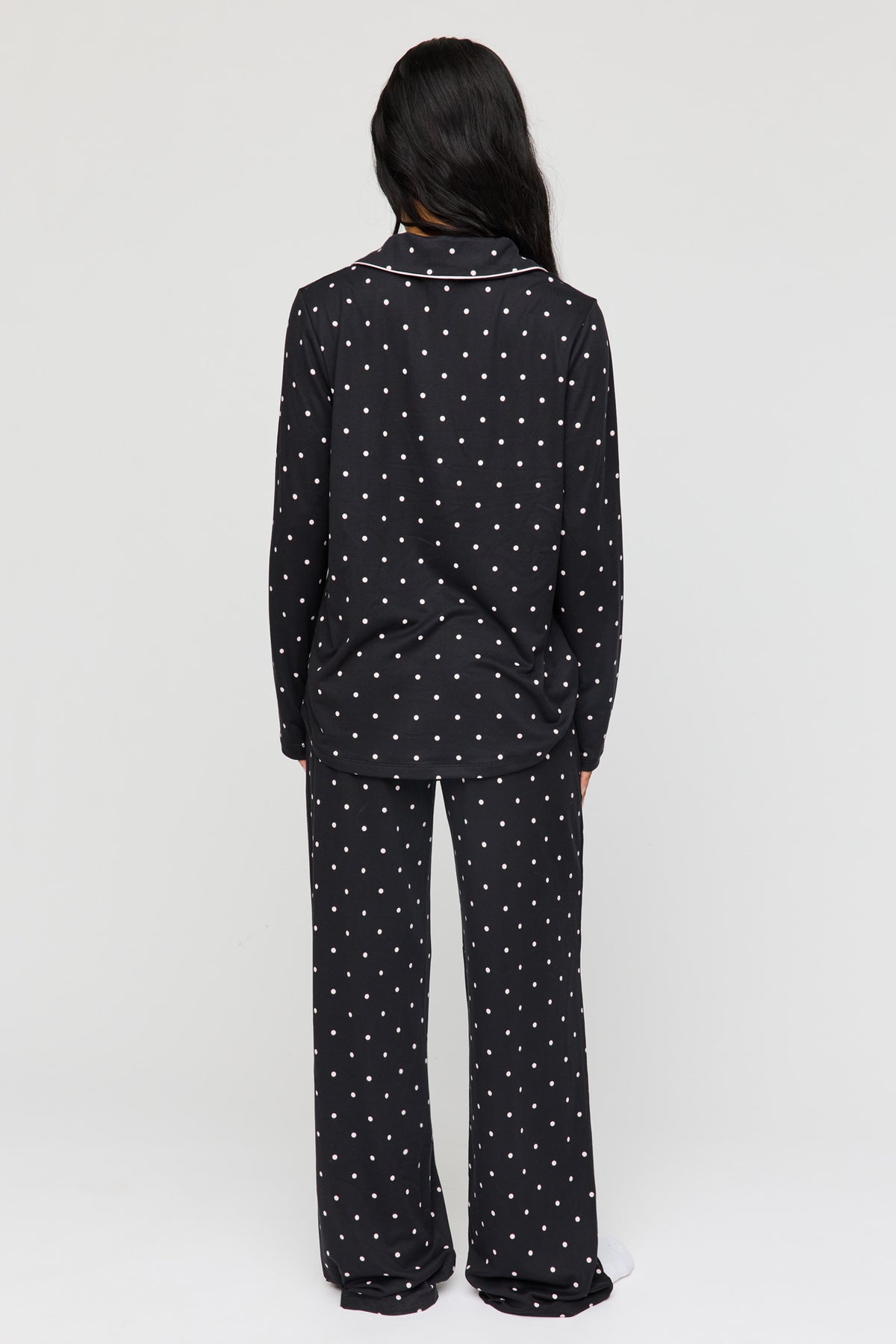 Vue alternative 4. Ensemble pyjama avec haut boutonné à manches longues et pantalon