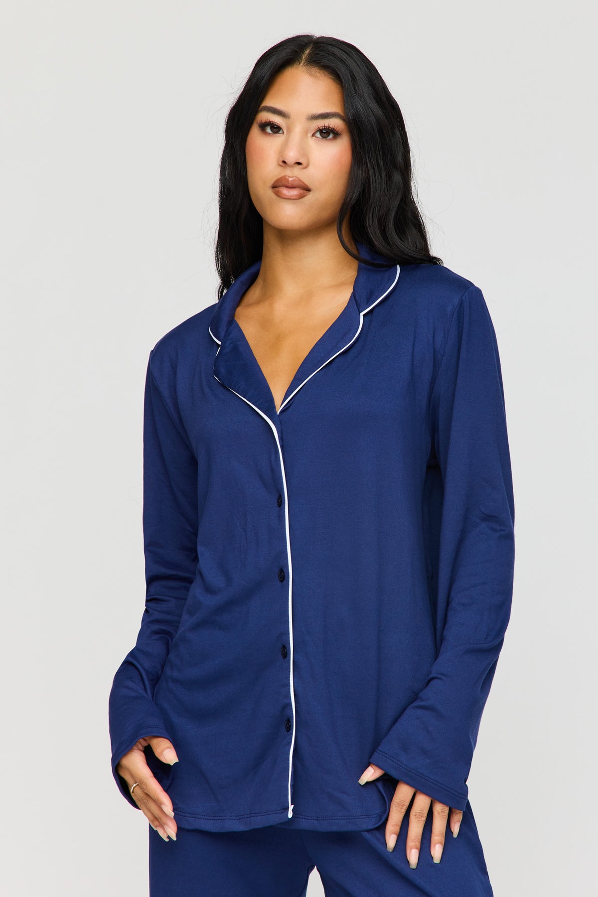 Vue alternative 2. Ensemble pyjama avec haut boutonné à manches longues et pantalon