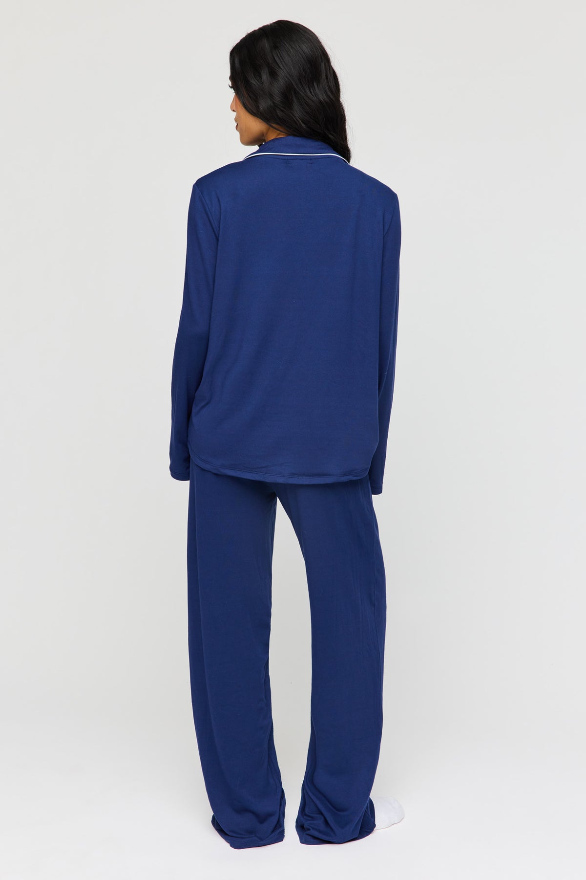 Vue alternative 4. Ensemble pyjama avec haut boutonné à manches longues et pantalon
