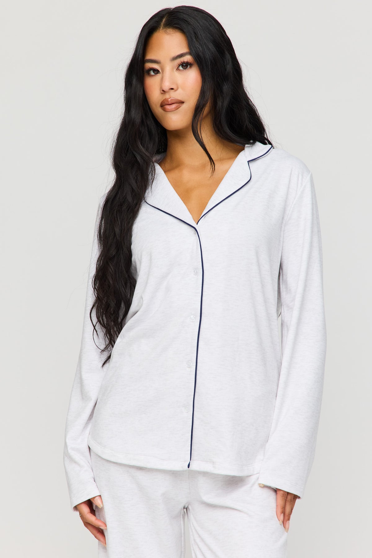 Vue alternative 2. Ensemble pyjama avec haut boutonné à manches longues et pantalon