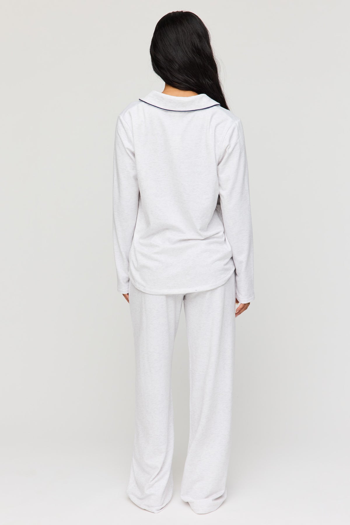 Vue alternative 4. Ensemble pyjama avec haut boutonné à manches longues et pantalon