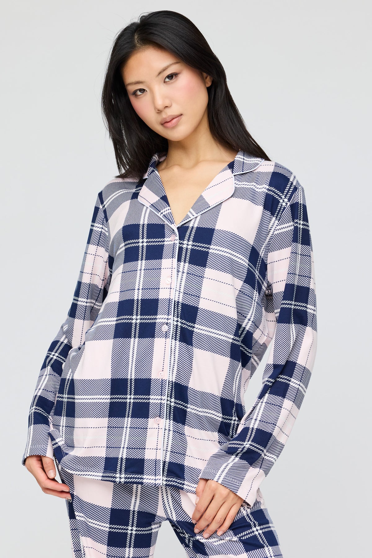 Vue alternative 2. Ensemble pyjama avec haut boutonné à manches longues et pantalon