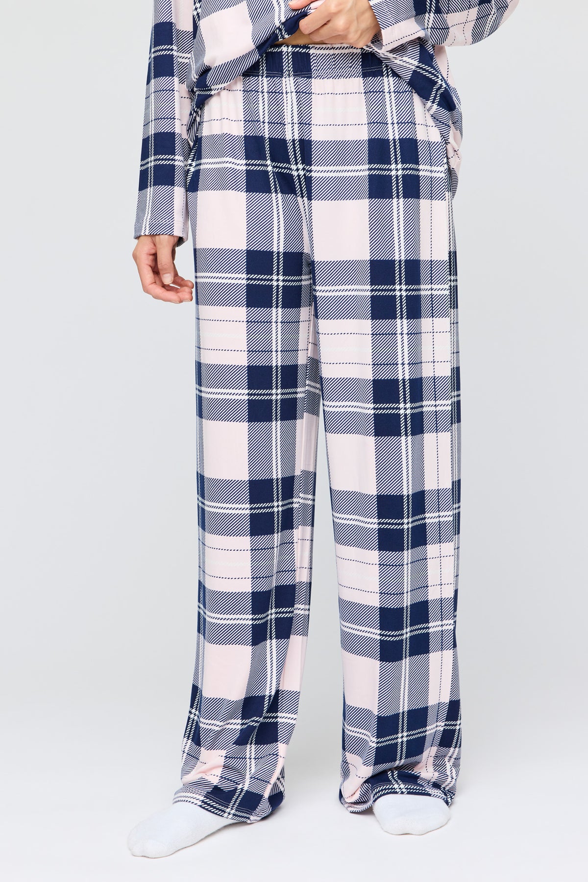 Vue alternative 3. Ensemble pyjama avec haut boutonné à manches longues et pantalon