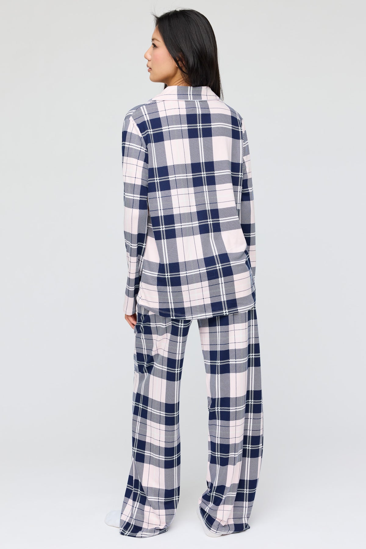Vue alternative 4. Ensemble pyjama avec haut boutonné à manches longues et pantalon