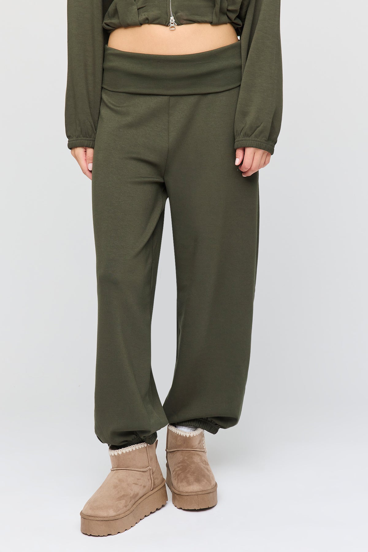 Vue alternative 2. Jogger U/A à jambe ballon avec bande de taille repliée