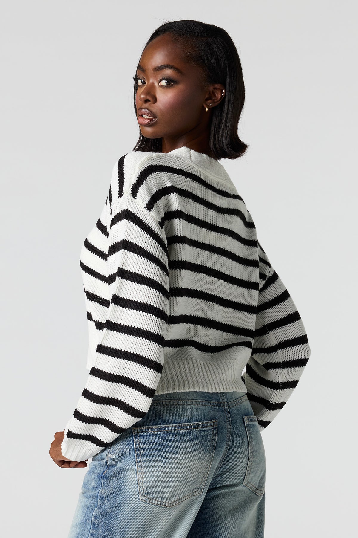 Vue alternative 2. Cardigan boutonné en tricot rayé