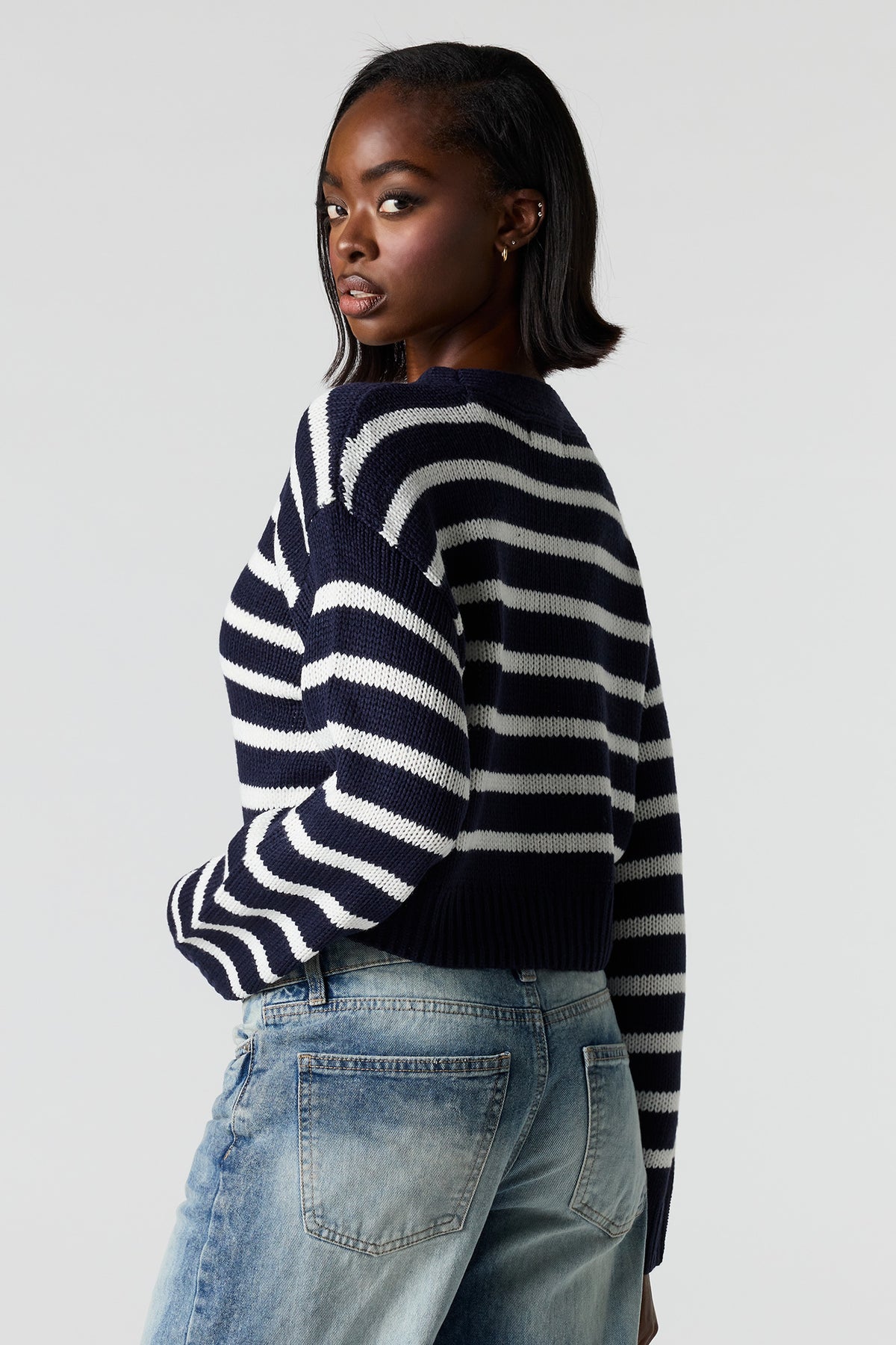 Vue alternative 2. Cardigan boutonné en tricot rayé