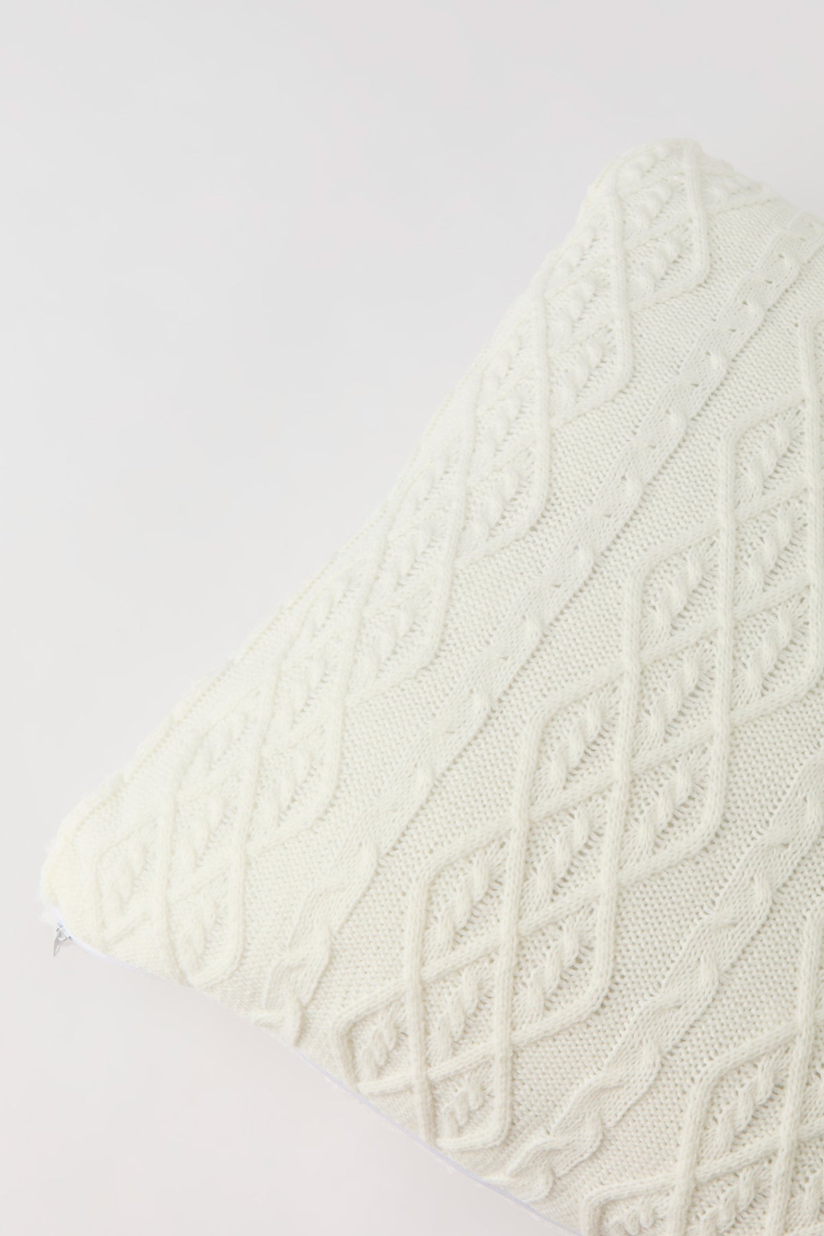 Vue alternative 3. Coussin en tricot torsadé