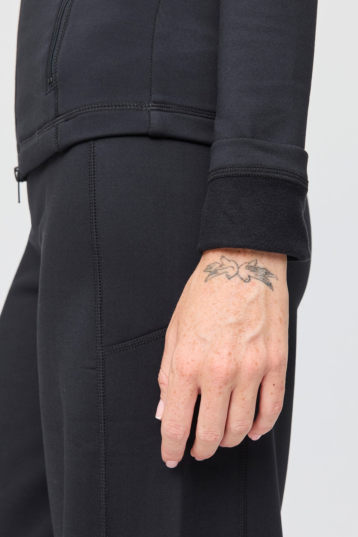 Vue alternative 4. Blouson à capuchon doublé de molleton tech chaud avec fermeture à glissière 