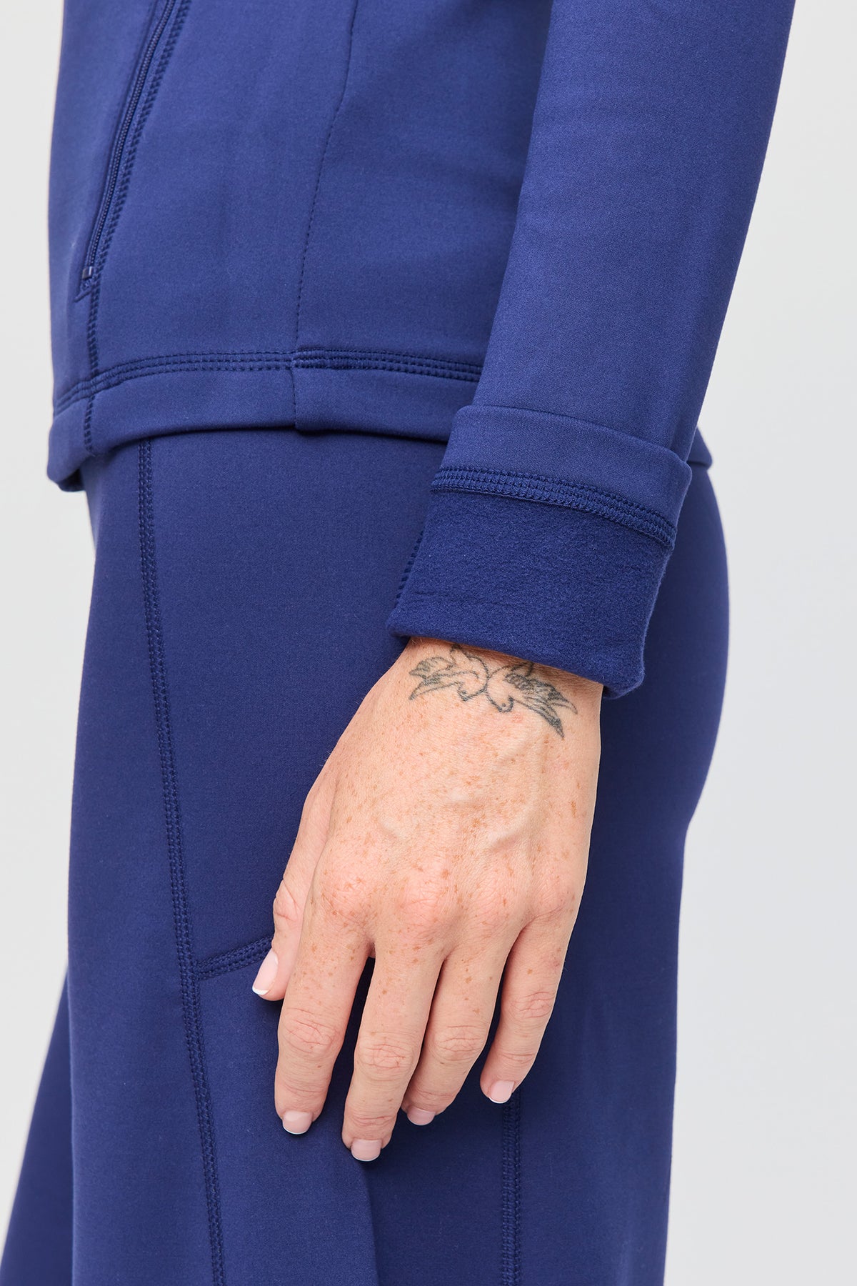 Vue alternative 4. Blouson à capuchon doublé de molleton tech chaud avec fermeture à glissière 
