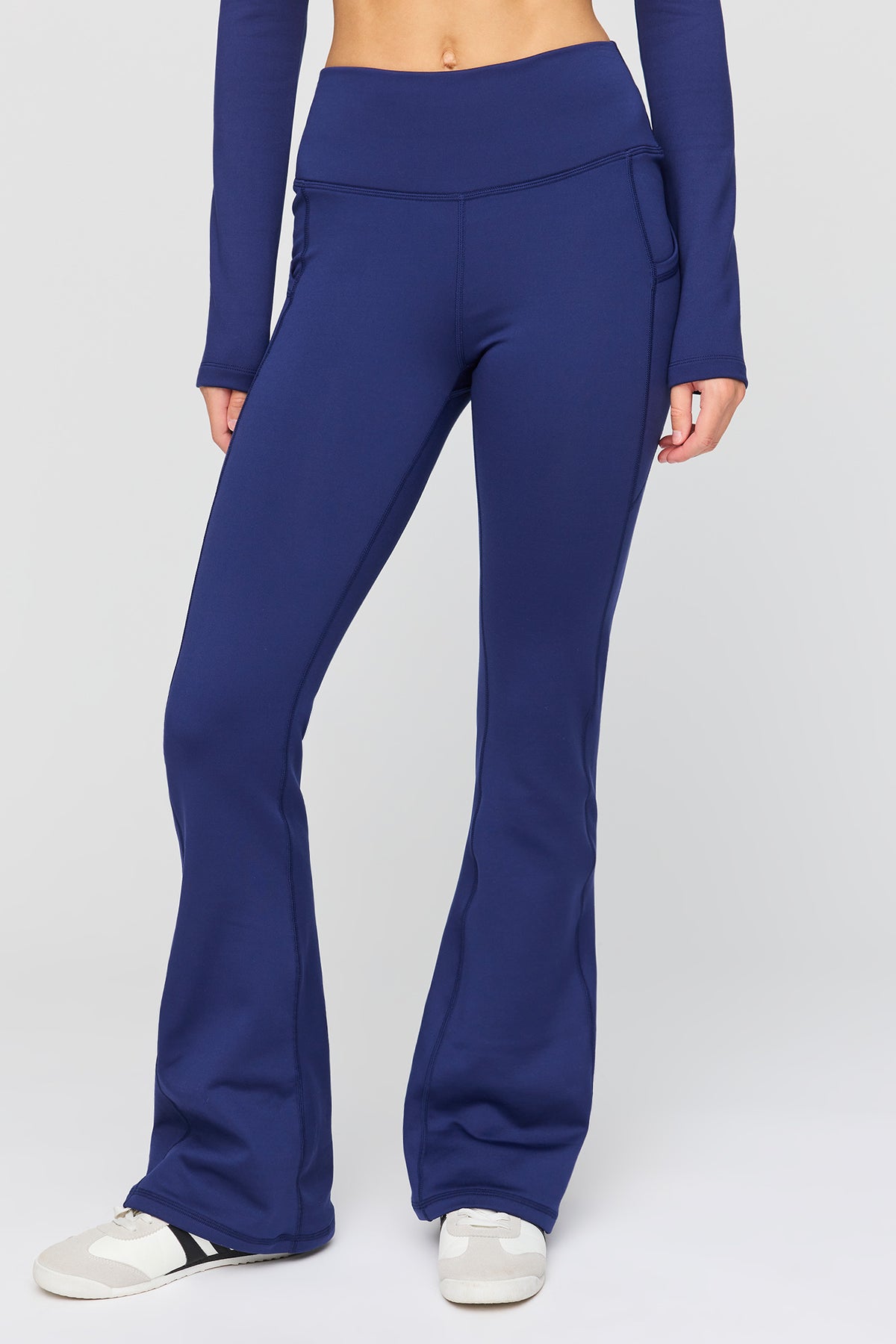 Vue alternative 2. Legging à jambe évasée doublé de molleton tech chaud avec poches latérales 