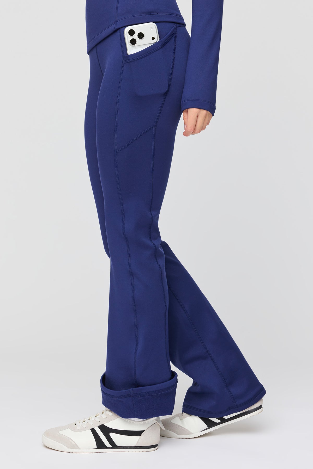 Vue alternative 4. Legging à jambe évasée doublé de molleton tech chaud avec poches latérales 
