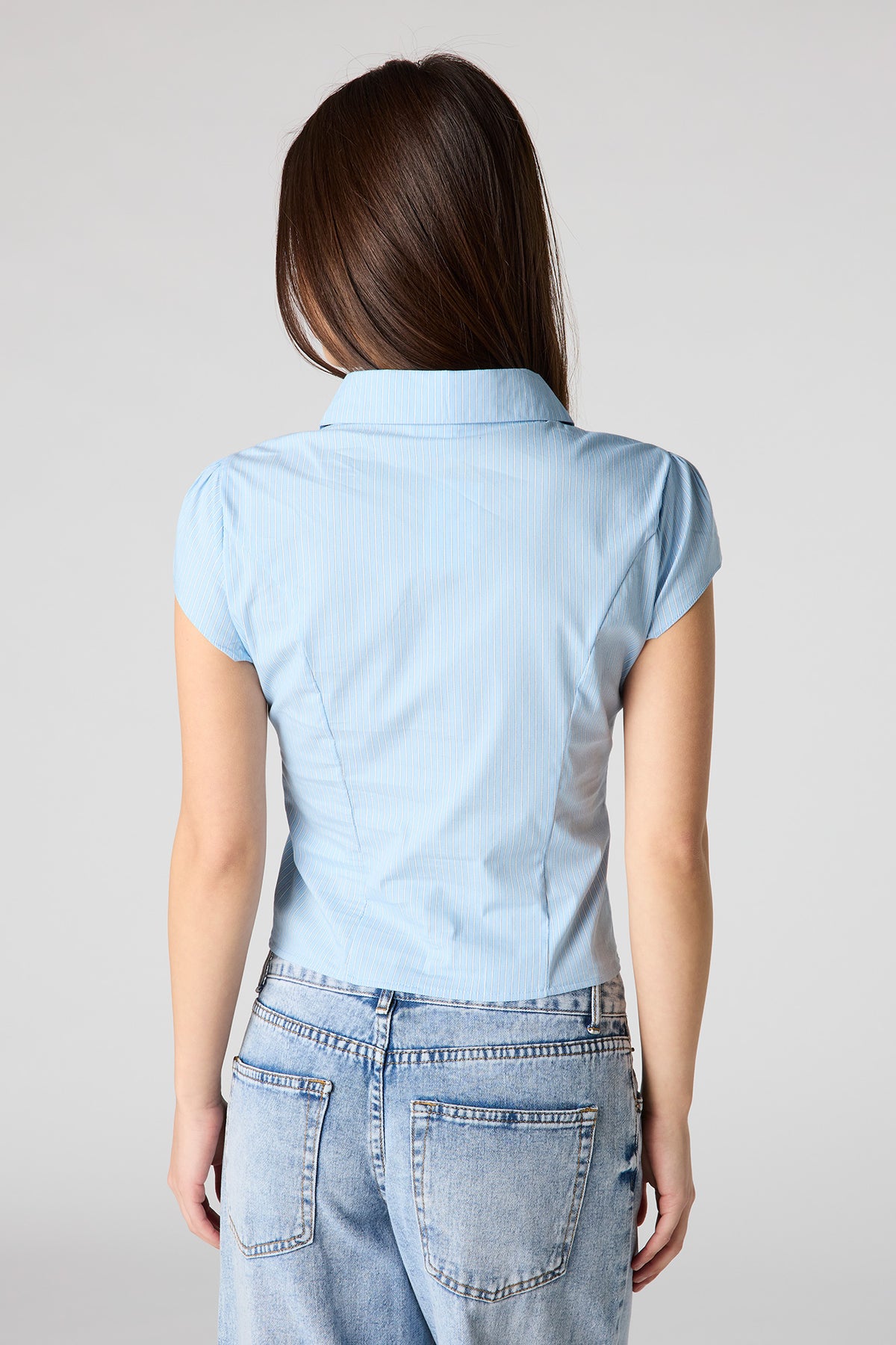 Vue alternative 2. Haut ajusté boutonné avec col