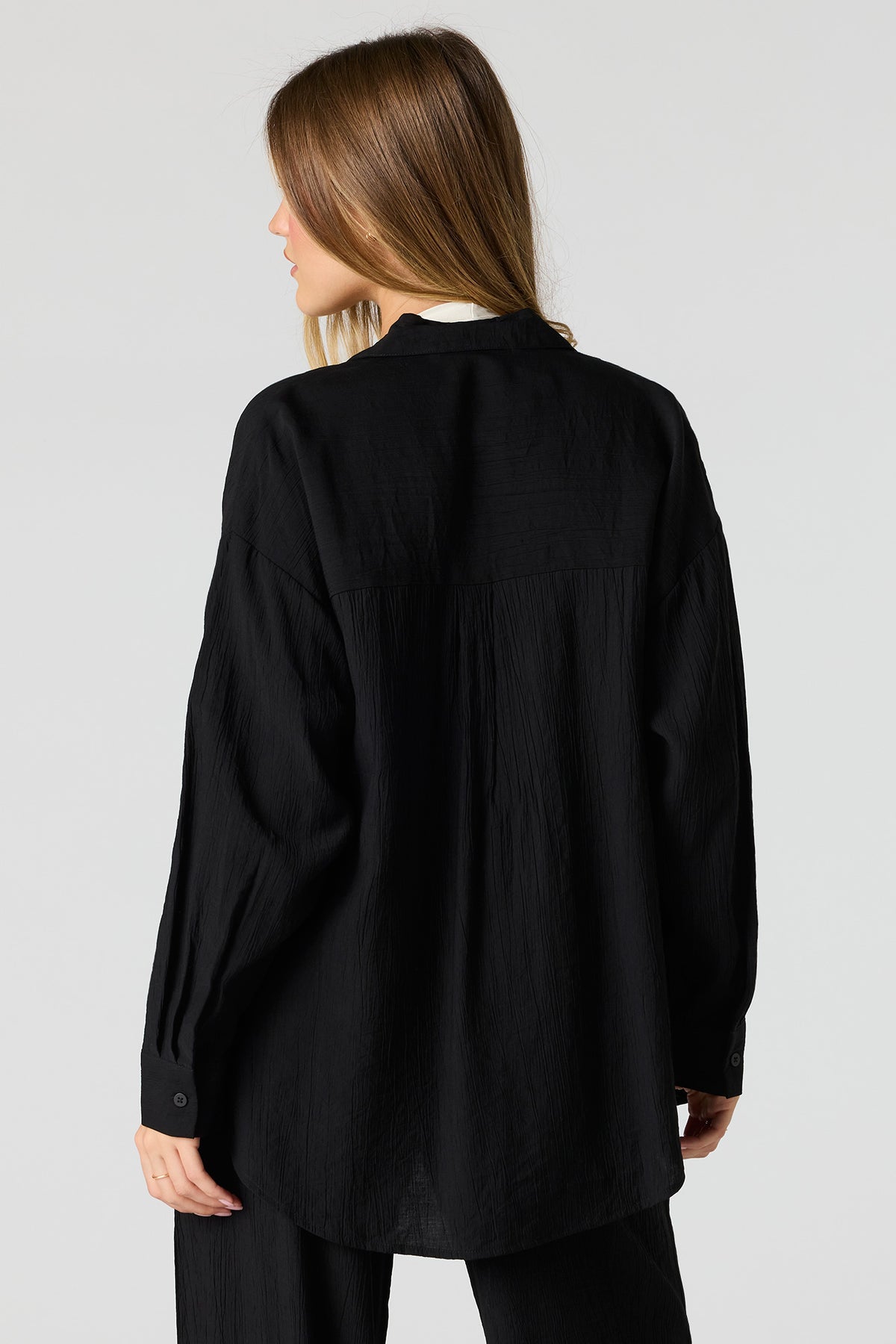 Vue alternative 2. Haut surdimensionné boutonné texturé