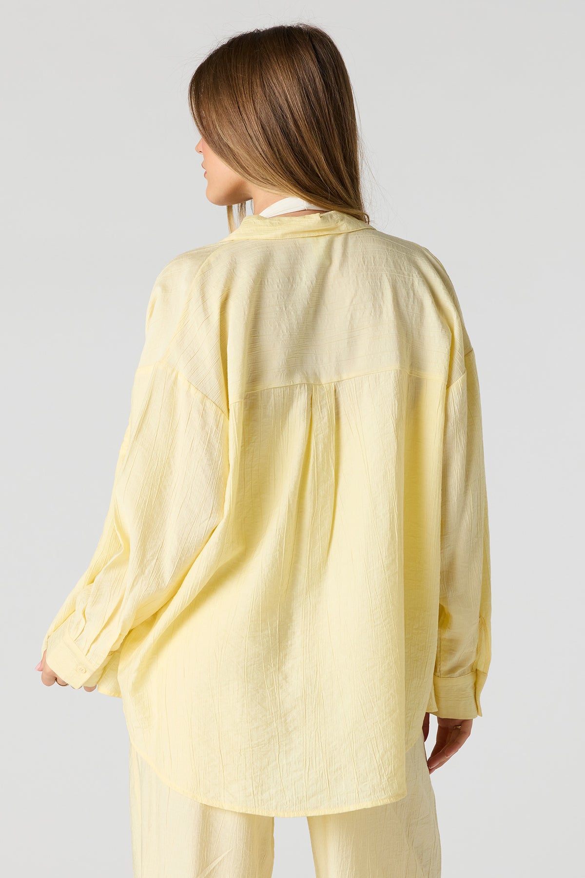 Vue alternative 2. Haut surdimensionné boutonné texturé