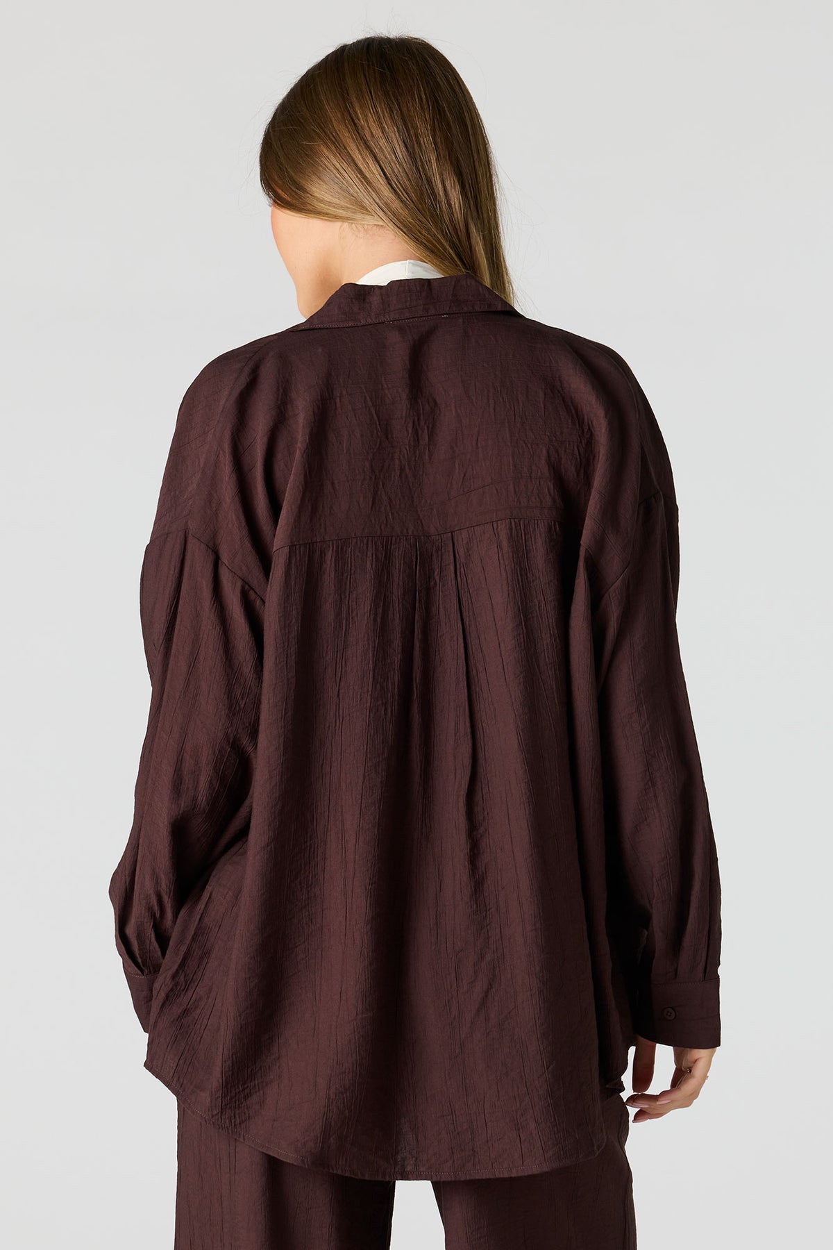 Vue alternative 2. Haut surdimensionné boutonné texturé