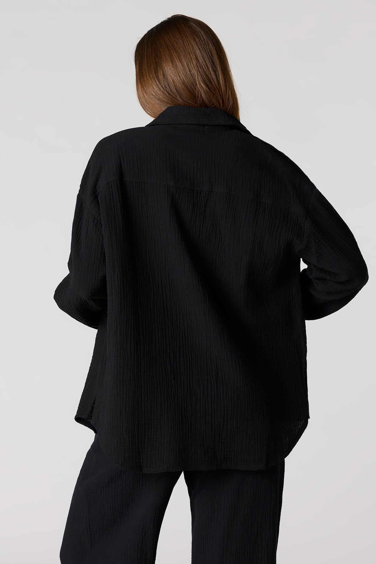 Vue alternative 2. Haut surdimensionné boutonné texturé