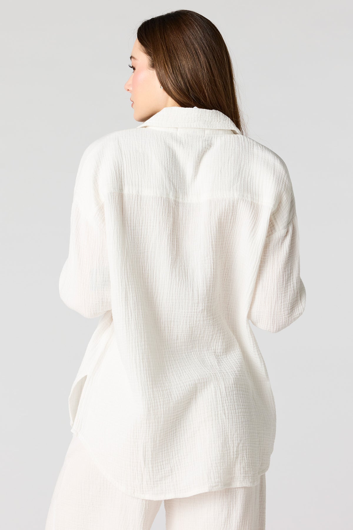 Vue alternative 2. Haut surdimensionné boutonné texturé