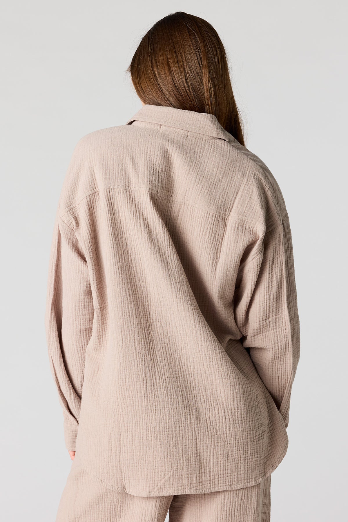 Vue alternative 2. Haut surdimensionné boutonné texturé