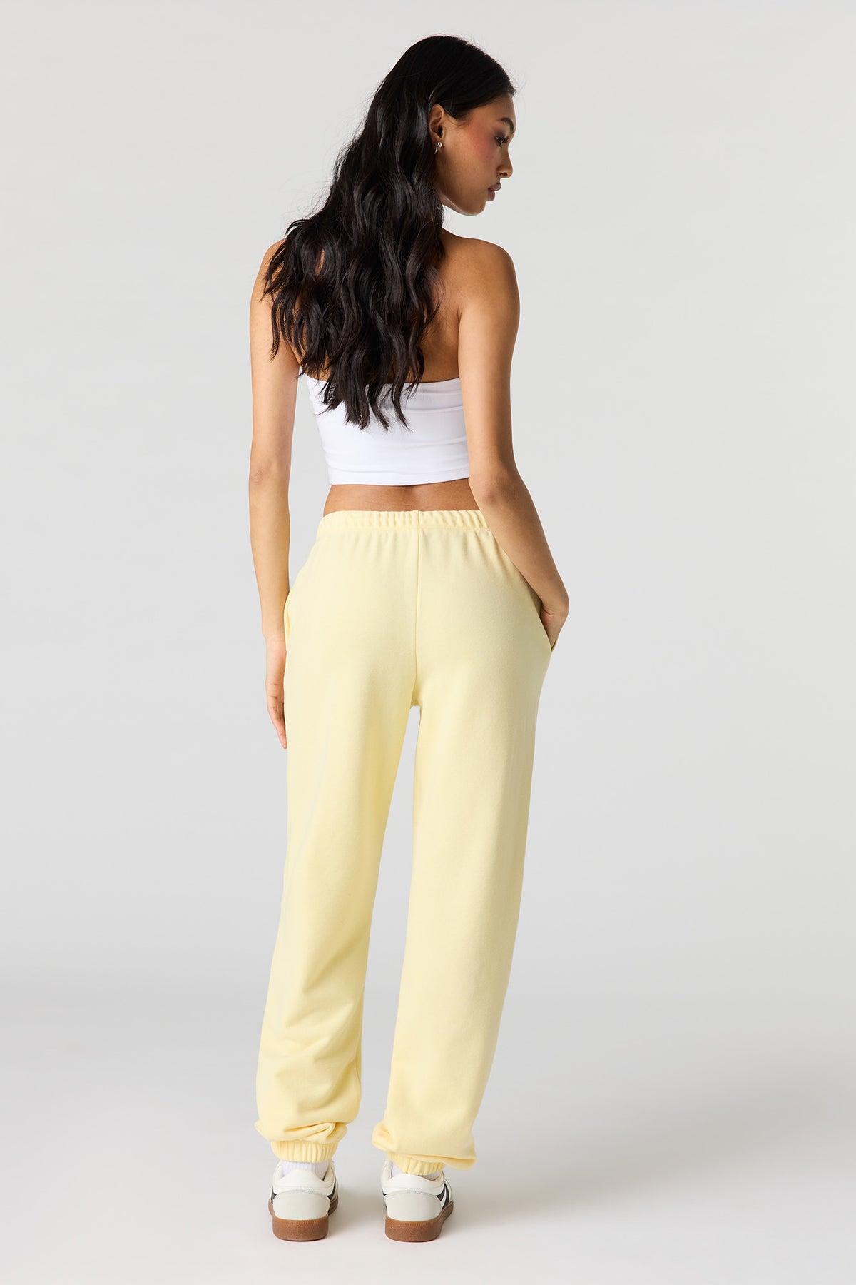 Vue alternative 3. Jogger en tissu bouclé de luxe à taille basse