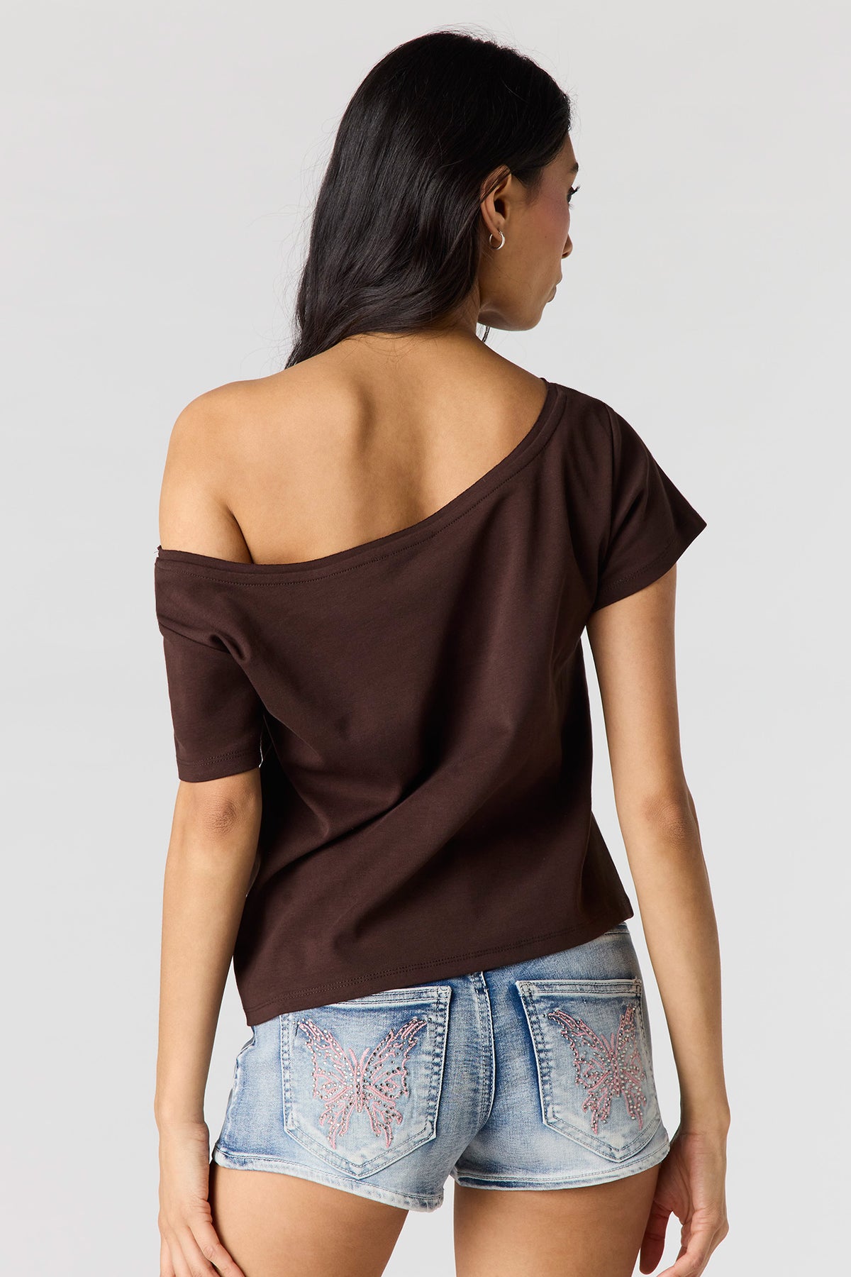 Vue alternative 2. T-shirt carré imprimé à épaules dénudées
