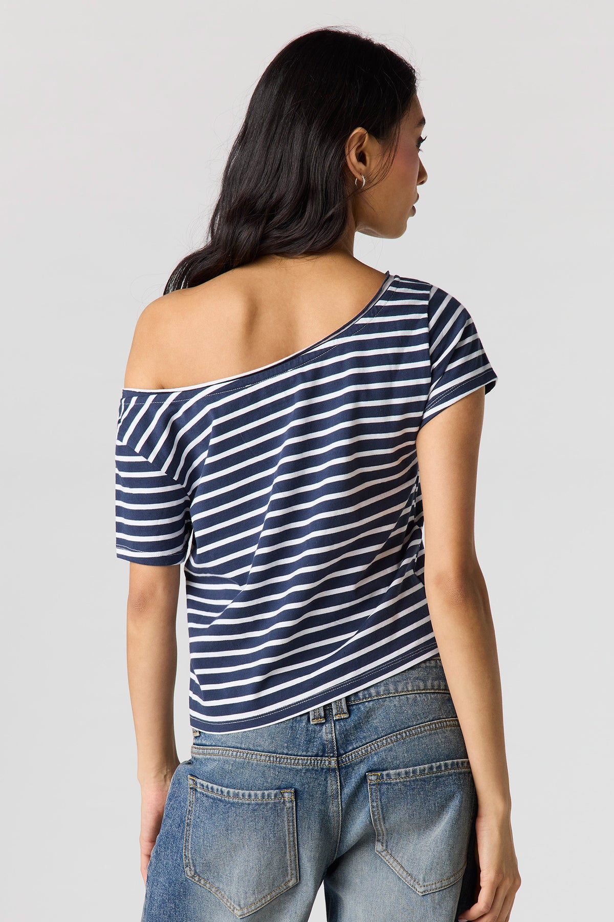 Vue alternative 2. T-shirt carré rayé à épaules dénudées