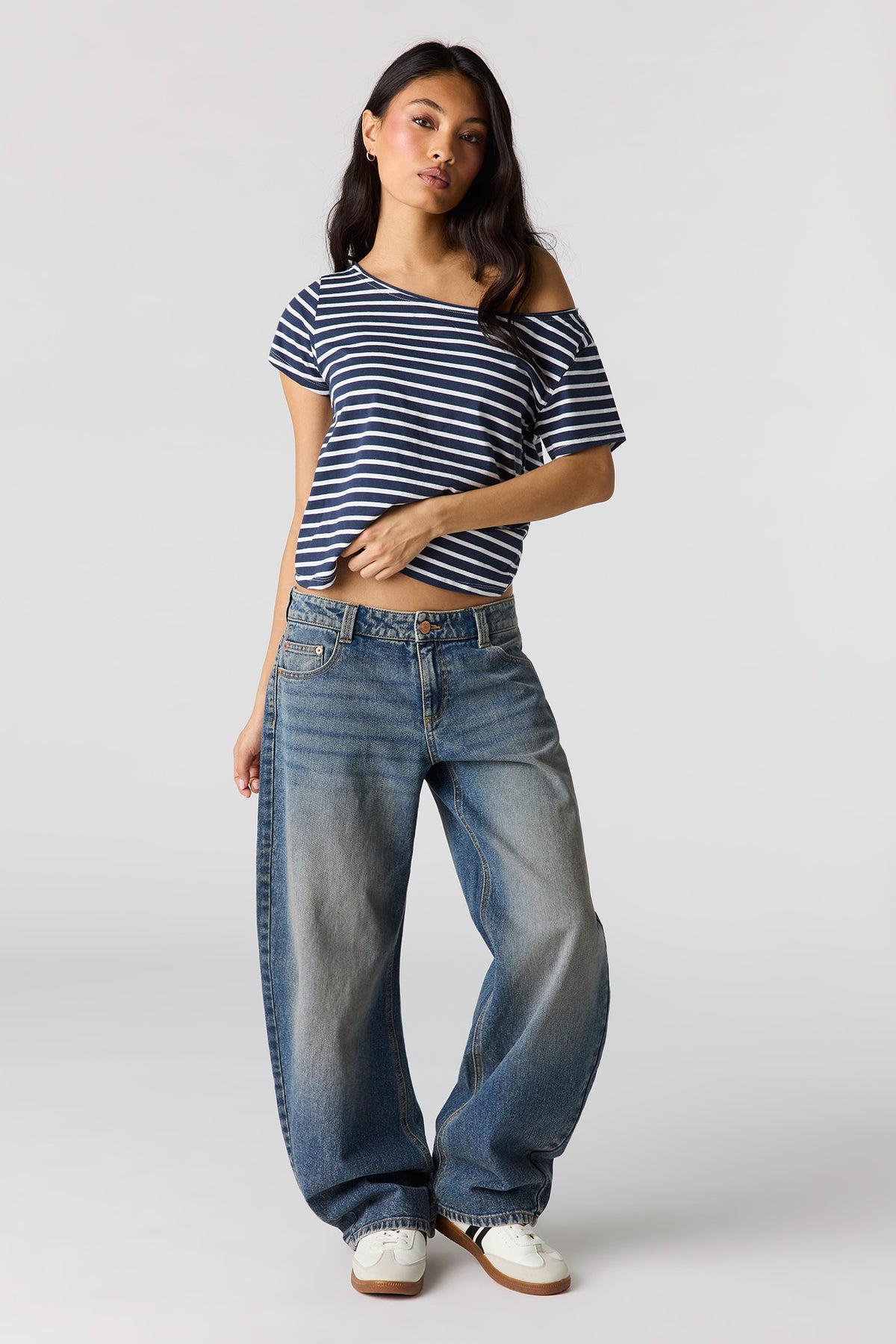 Vue alternative 3. T-shirt carré rayé à épaules dénudées