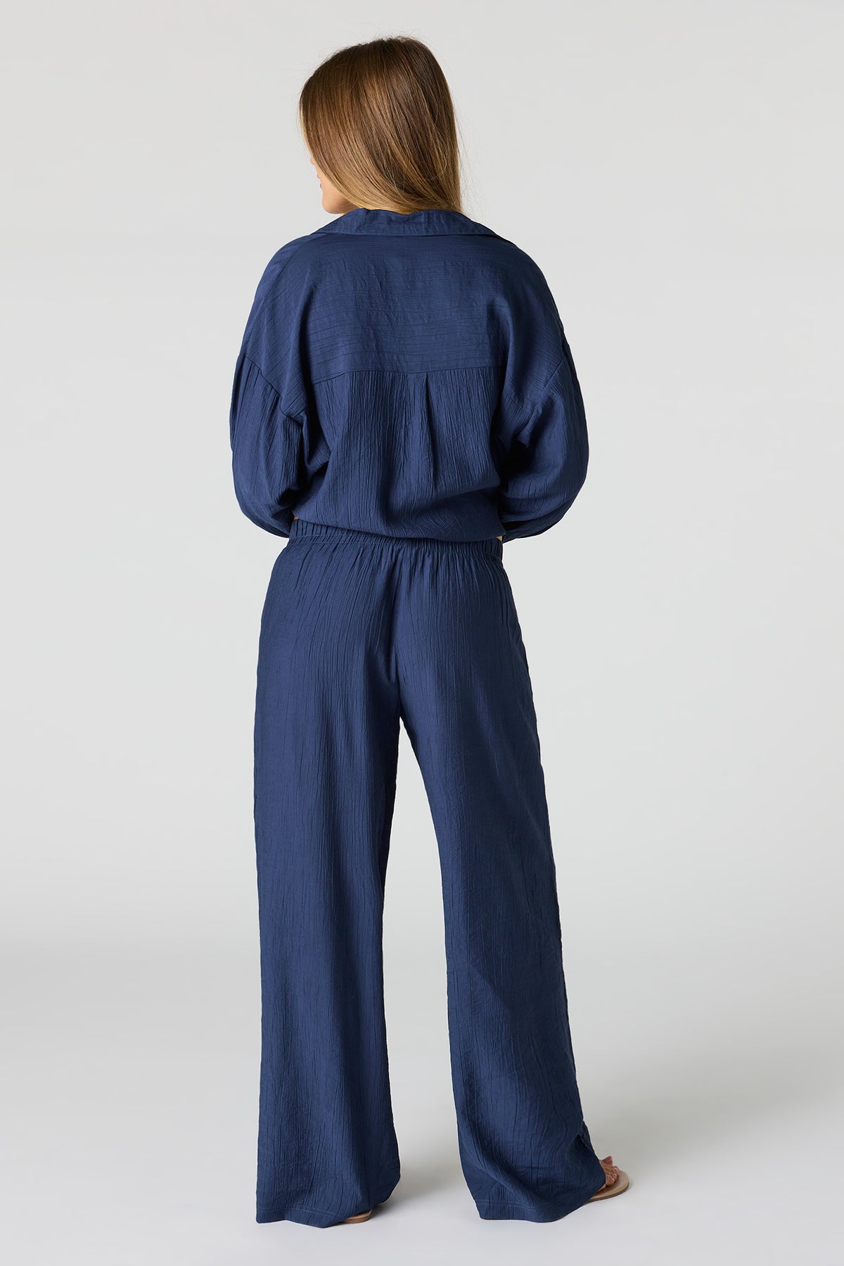 Alt View 3. Textured Flowy Wide Leg Pant - Navy