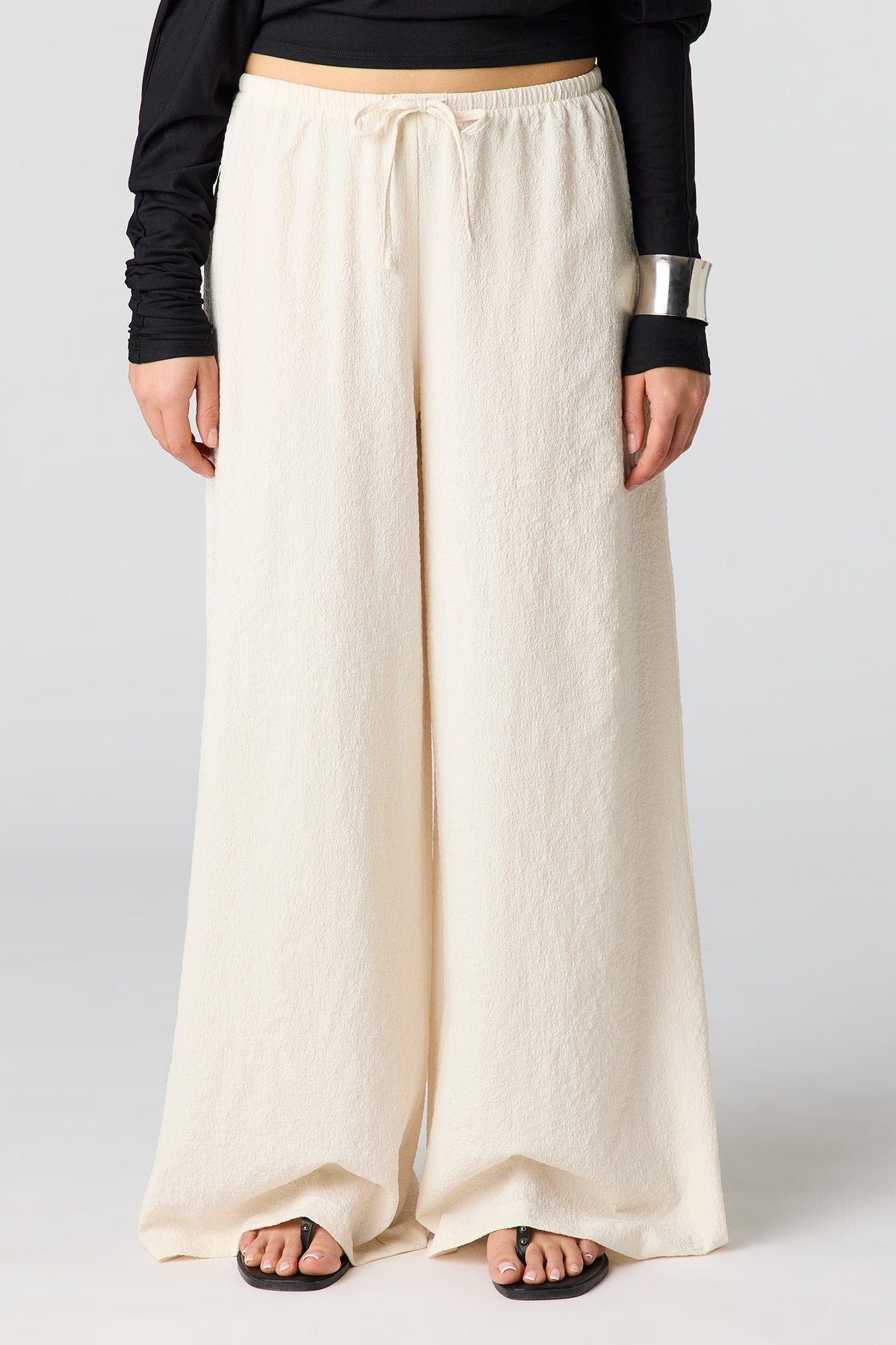 Vue alternative 2. Pantalon à jambe large texturé fluide