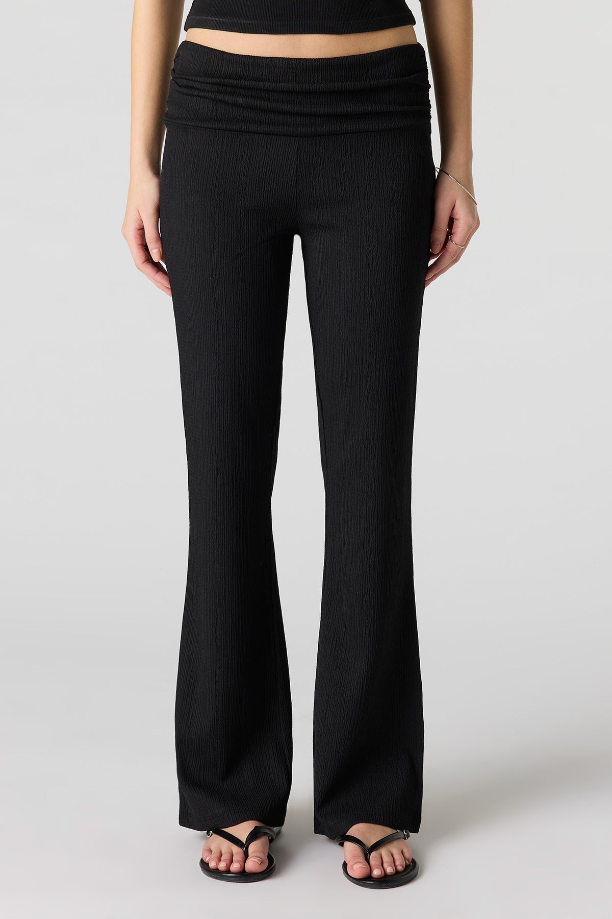 Vue alternative 2. Pantalon texturé à jambe évasée