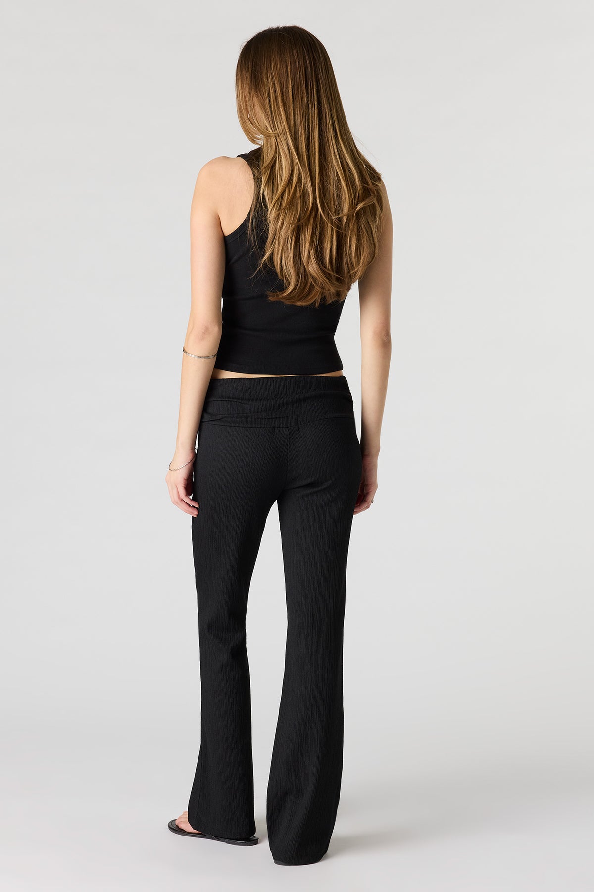 Vue alternative 3. Pantalon texturé à jambe évasée