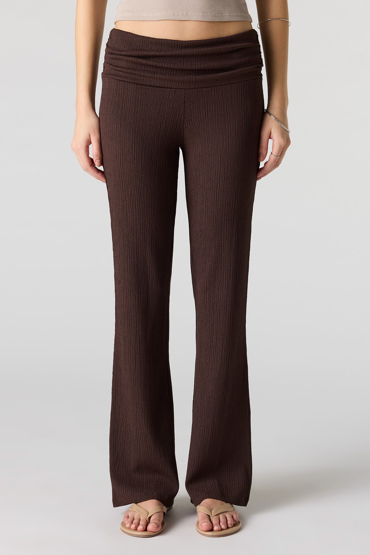 Vue alternative 2. Pantalon texturé à jambe évasée