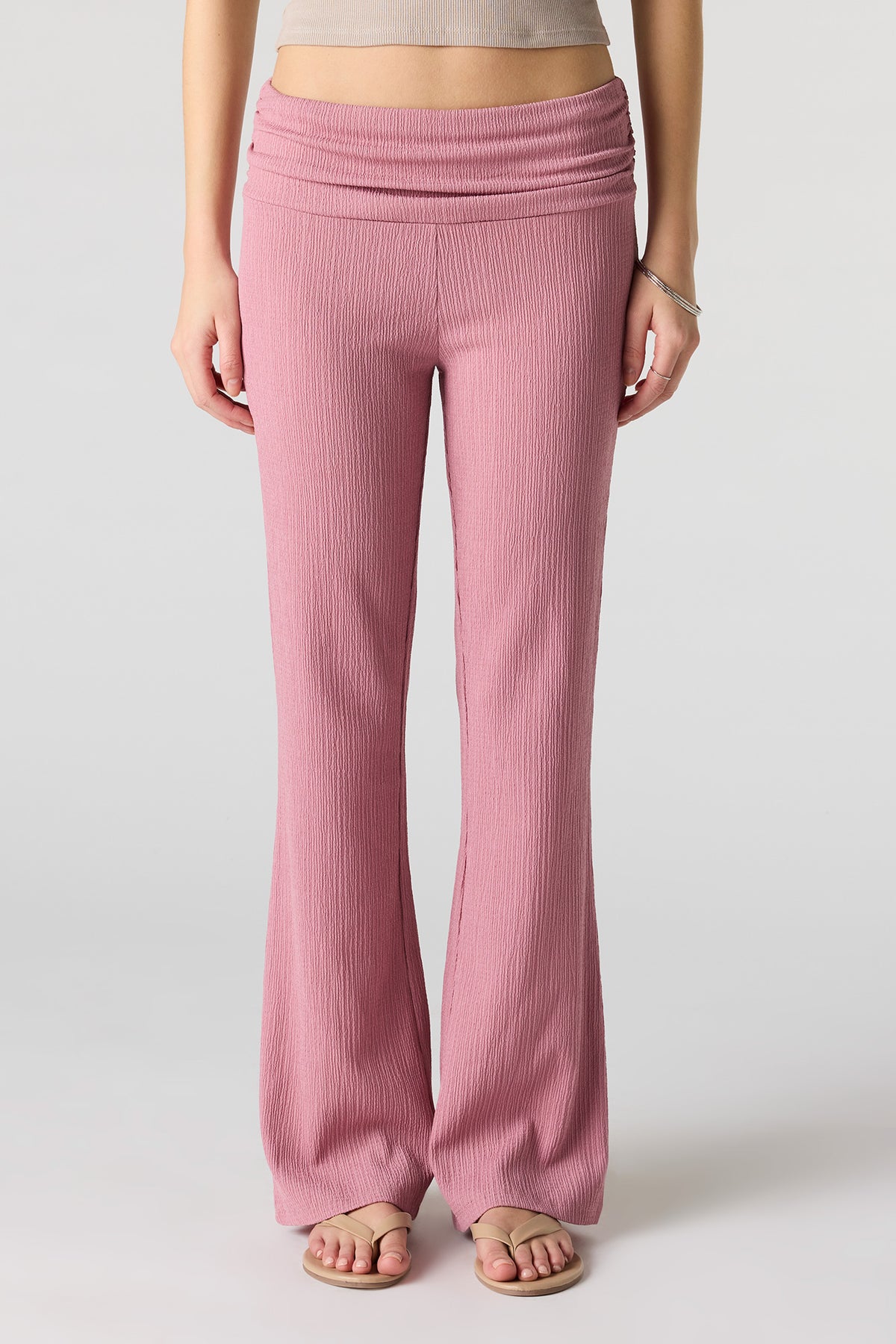 Vue alternative 2. Pantalon texturé à jambe évasée