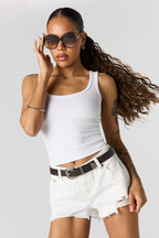 Short en denim déchiré à taille basse avec ceinture