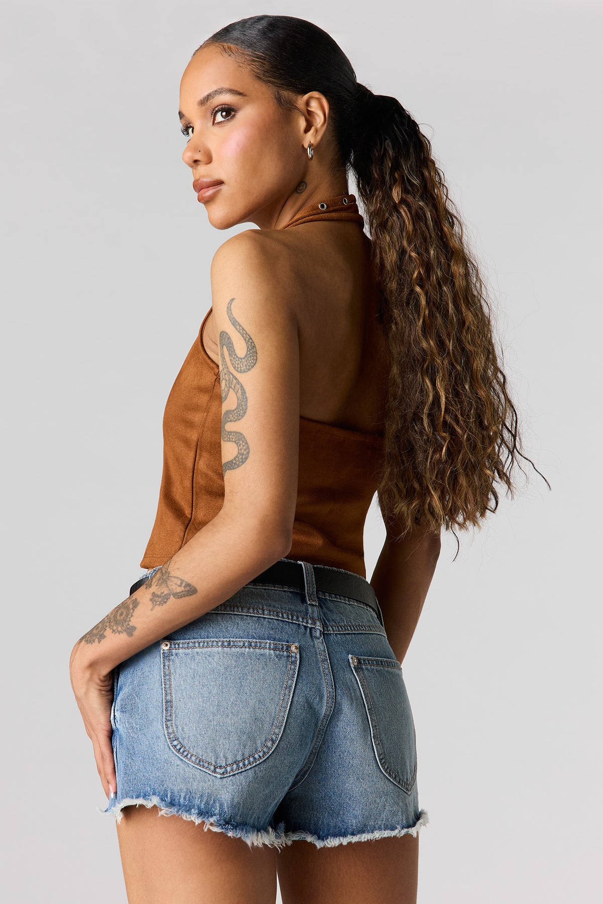 Vue alternative 2. Short en denim déchiré à taille basse avec ceinture
