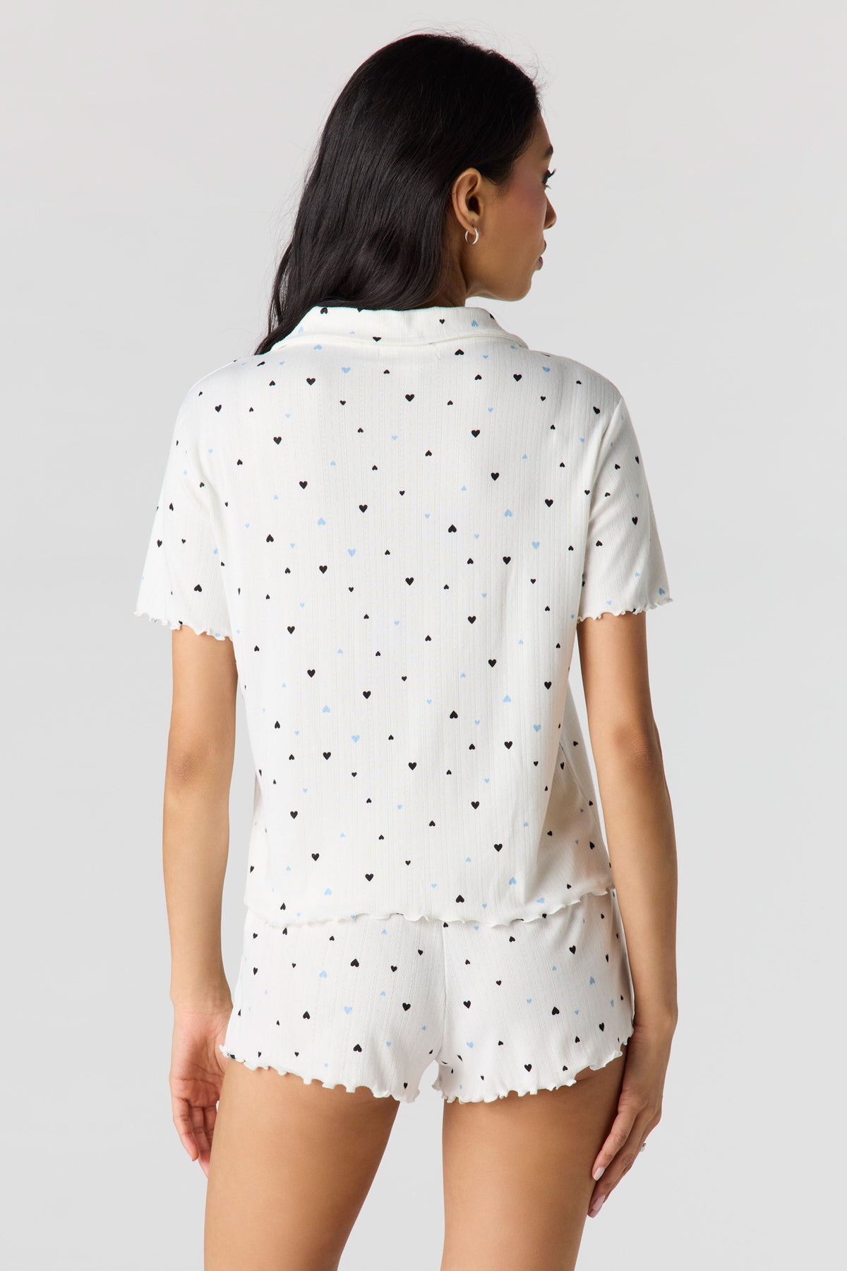 Vue alternative 2. Ensemble pyjama avec haut boutonné en pointelle et short