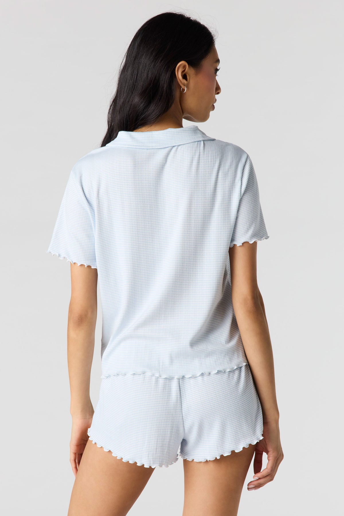 Vue alternative 2. Ensemble pyjama avec haut boutonné en pointelle et short